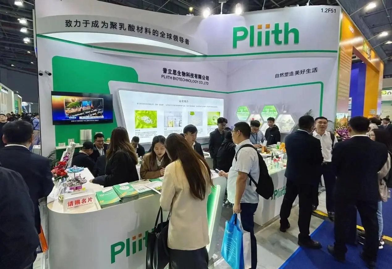 people visiting a Plith booth at a trade show